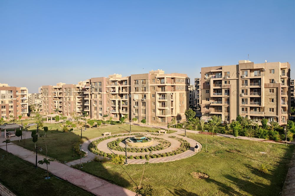 Externalización de personal de conserjería en Madrid: Ventajas para urbanizaciones y comunidades de vecinos